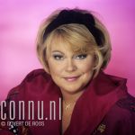 15-04-1997 Tineke de Nooij at studio in Amsterdam photo: Govert de Roos/Connu

[keywords]liggend, boek, glimlachend[/keywords]